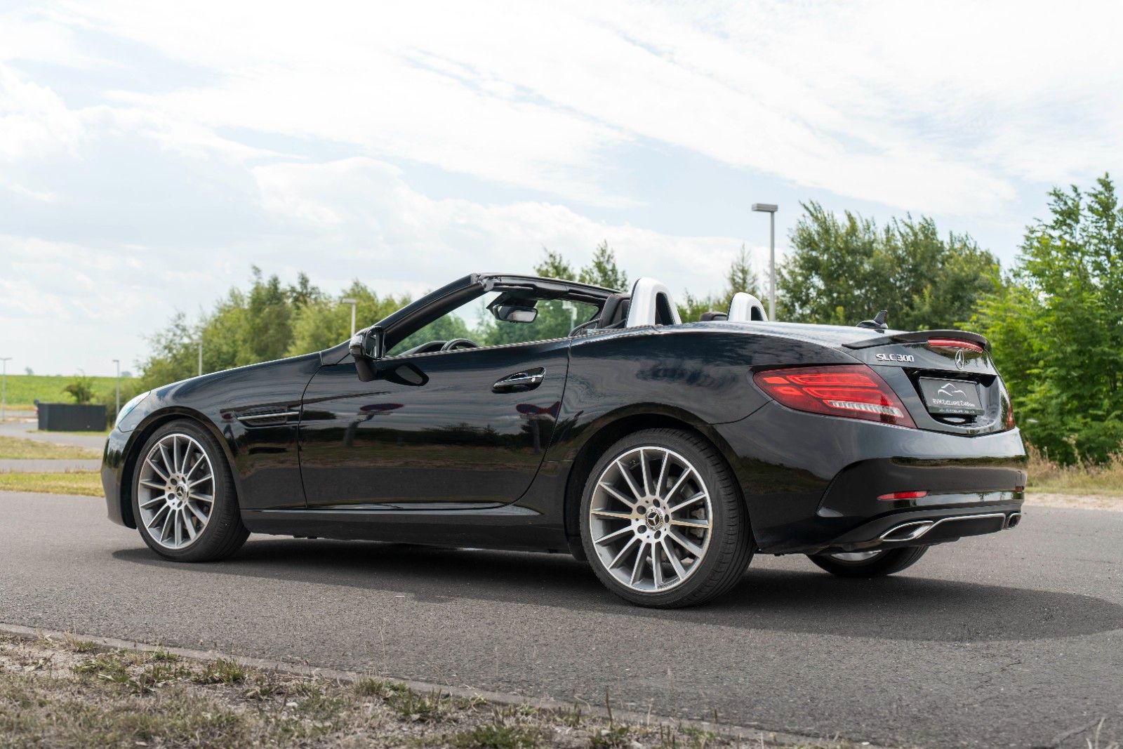Fahrzeugabbildung Mercedes-Benz SLC 300 AMG Roadster H&K TOTW LED KAM NAV
