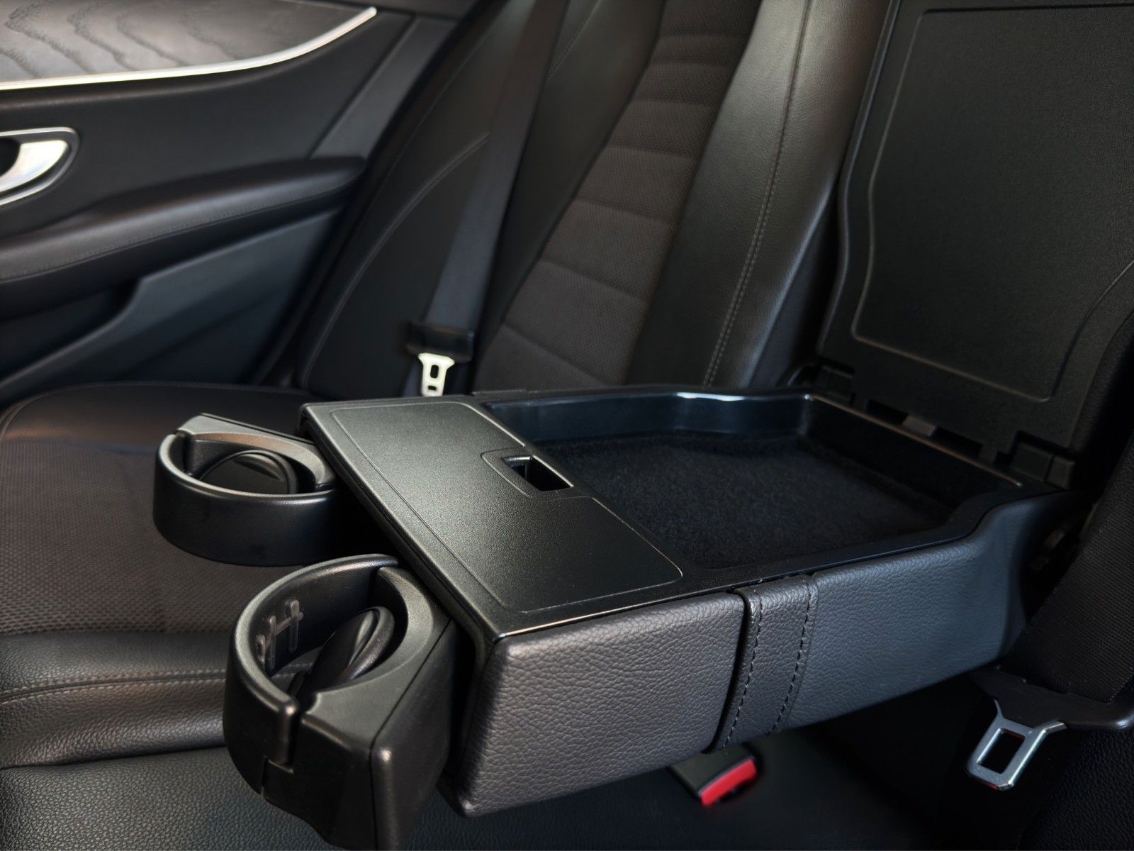 Fahrzeugabbildung Mercedes-Benz E 220d Lim. Pano/Widescreen/Kamera/MBeam