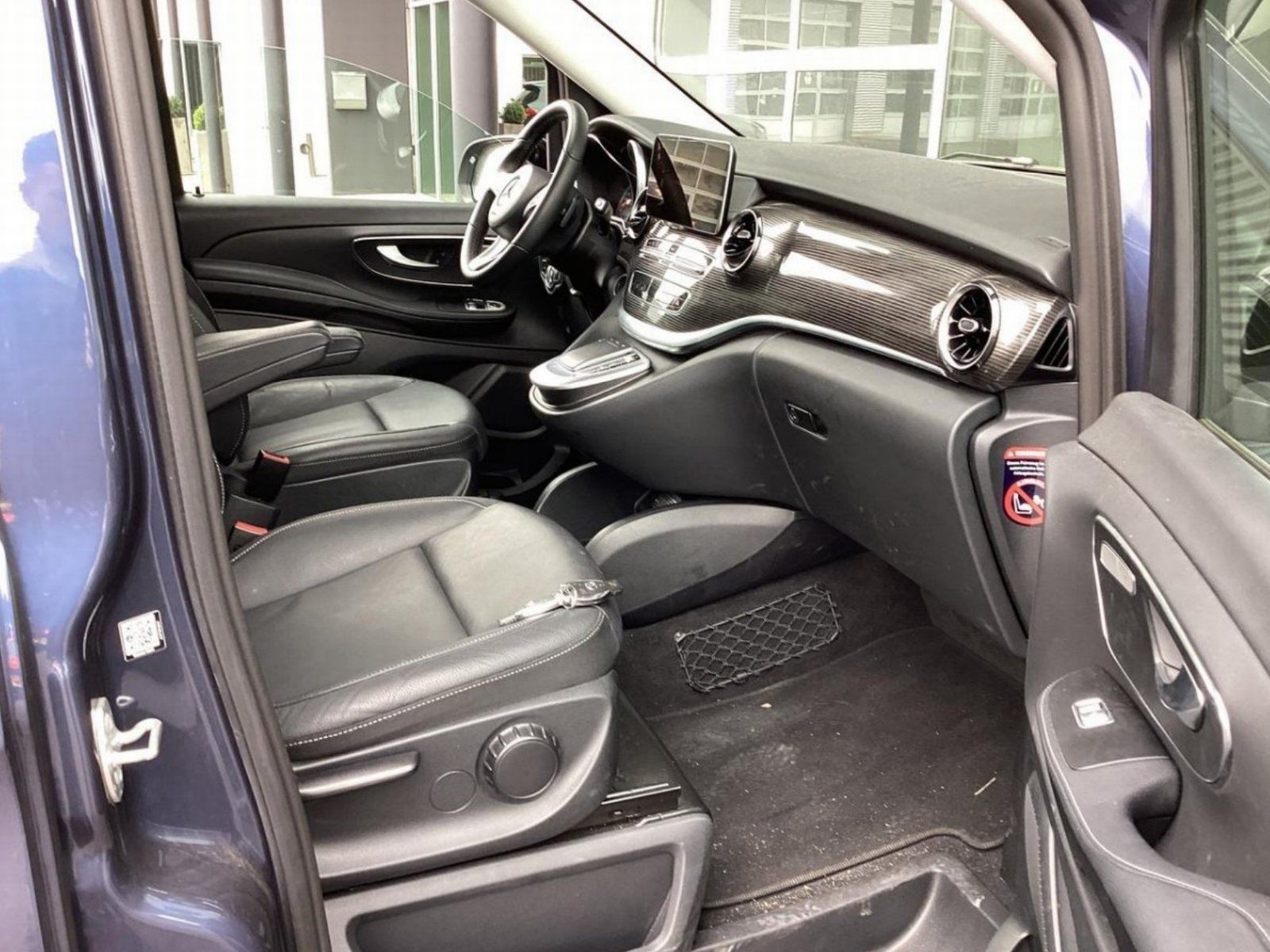 Fahrzeugabbildung Mercedes-Benz EQV300 L AVANTGAR Pano DISTRO Sitzklima AIRMATIC