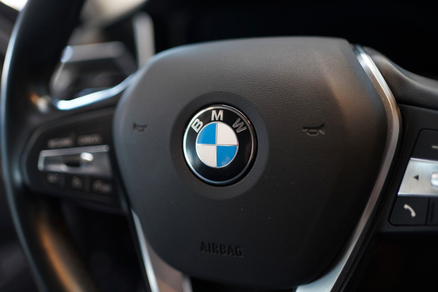 Fahrzeugabbildung BMW 320i Sport Line +DAB+PDC+Sportsitze+Alarmanlage+