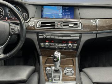 BMW 750 - 12