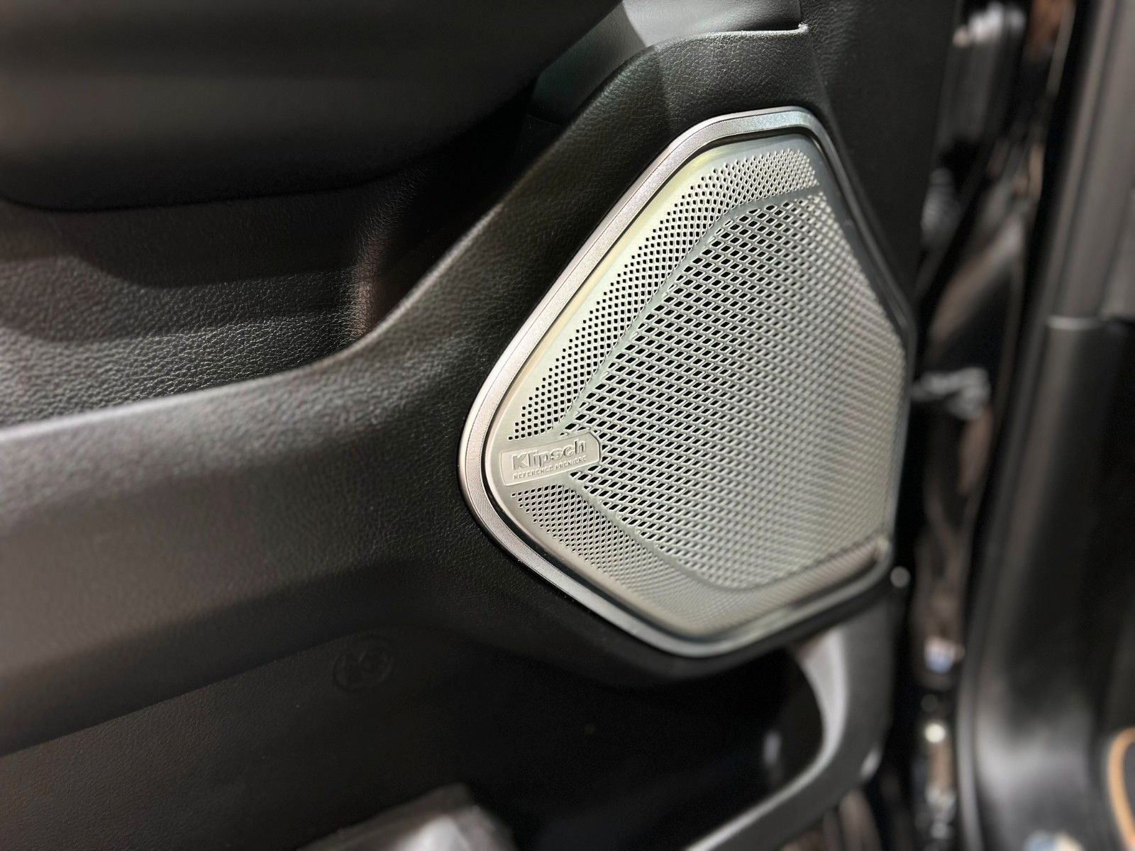 Fahrzeugabbildung Dodge RAM 1500 TUNGSTEN CREW CAB H/O Black Interieur