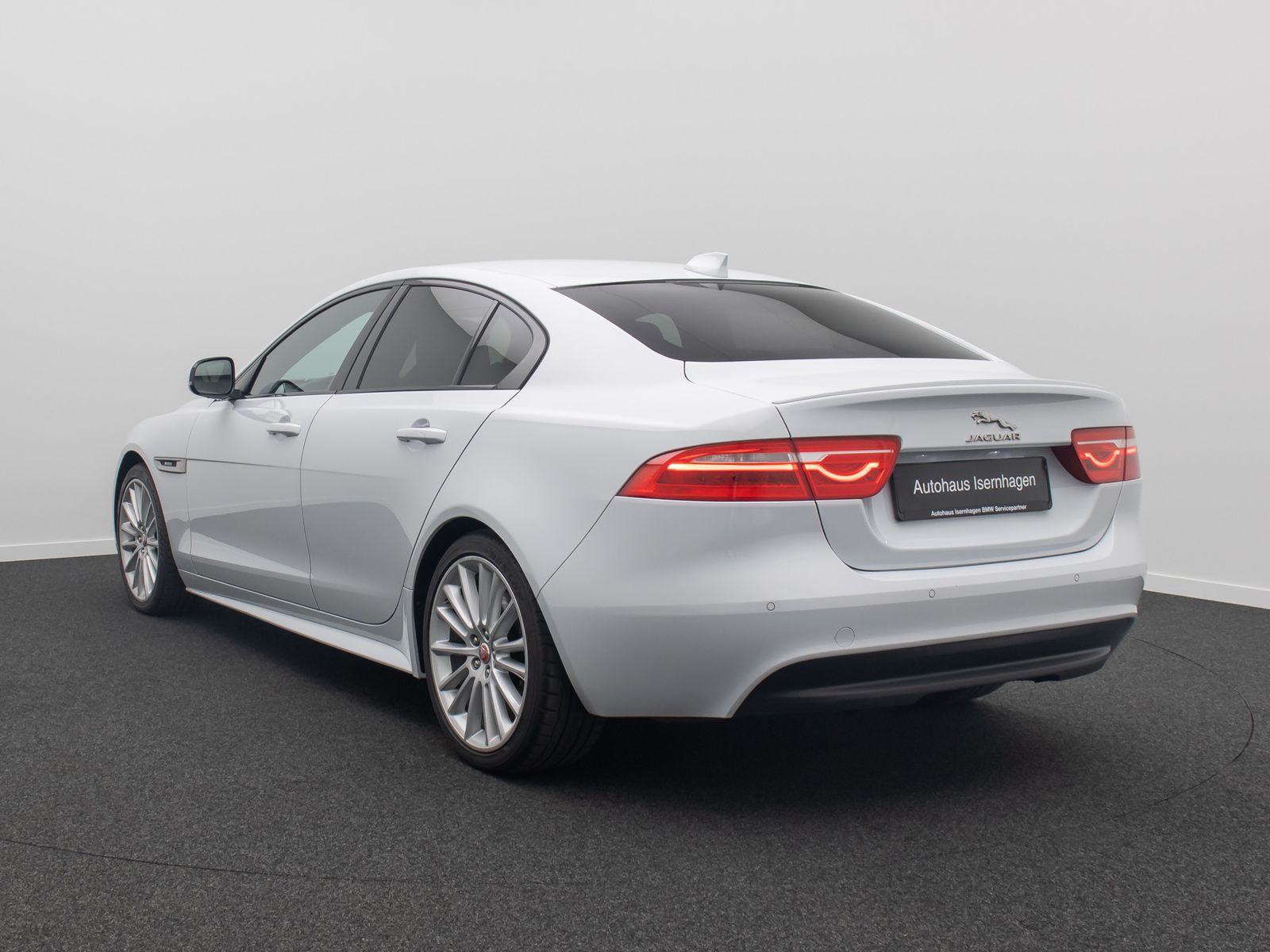 Fahrzeugabbildung Jaguar XE R-Sport FahrAssist Navi Sound Komfort 19Zoll