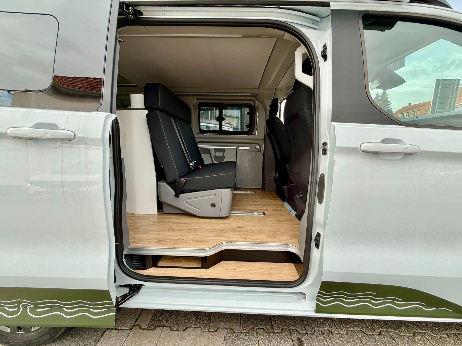 Vehicle details page 8 Vehicle image Ford Nugget L1 Coast | New model V710