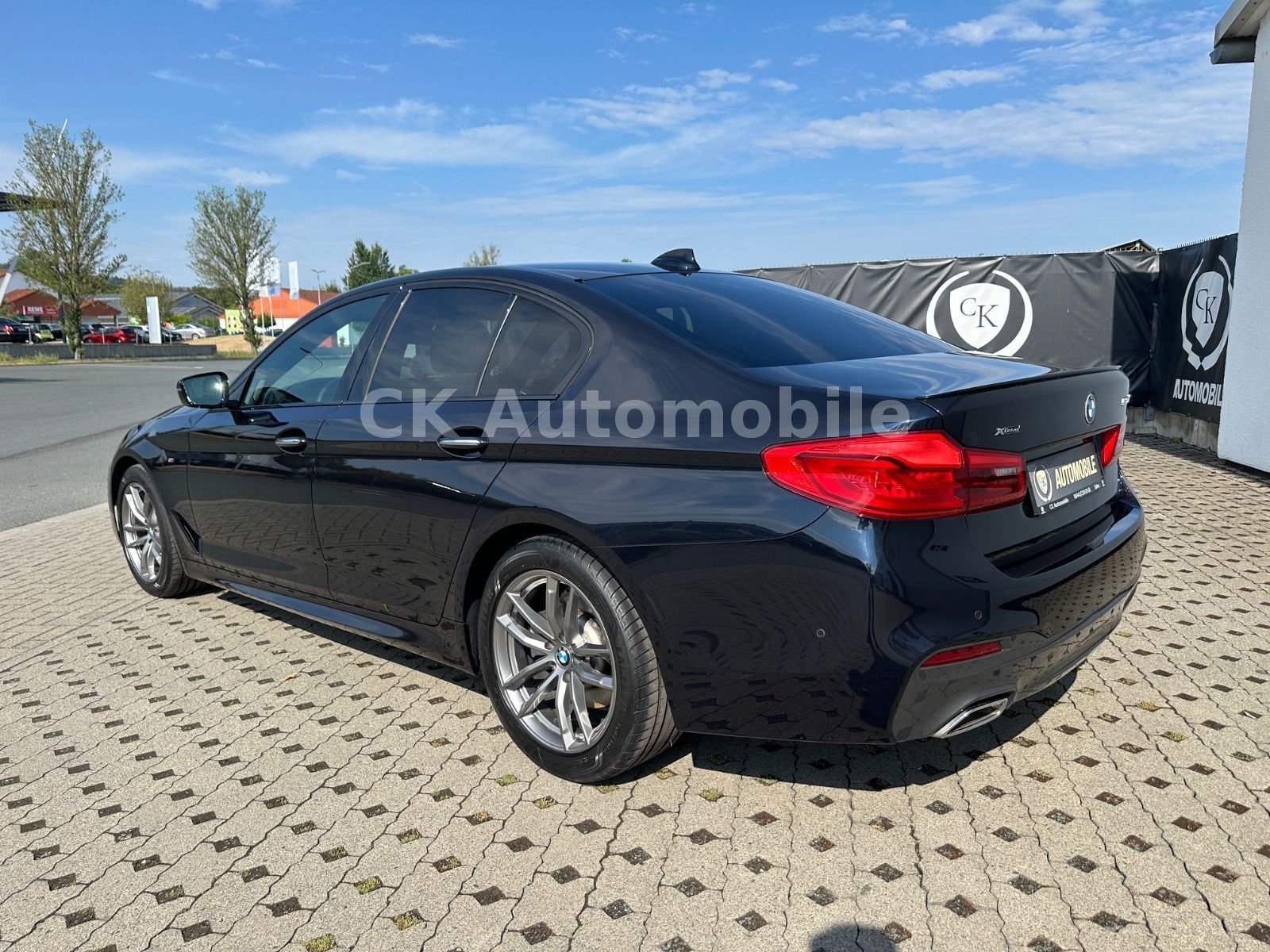 Fahrzeugabbildung BMW 520d xDrive Lim. M-Sport/Navi/Head-Up/LED