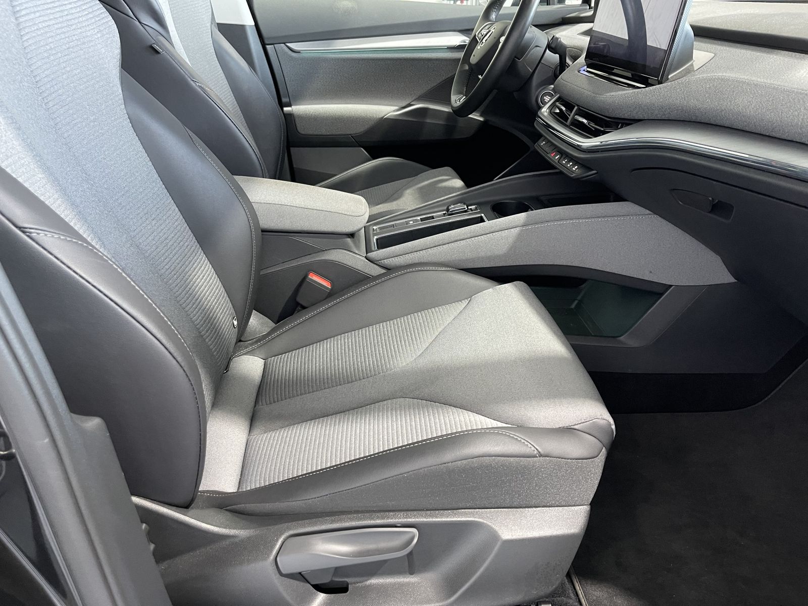 Fahrzeugabbildung SKODA Enyaq 60 Loft*AHK*LED-Matrix*