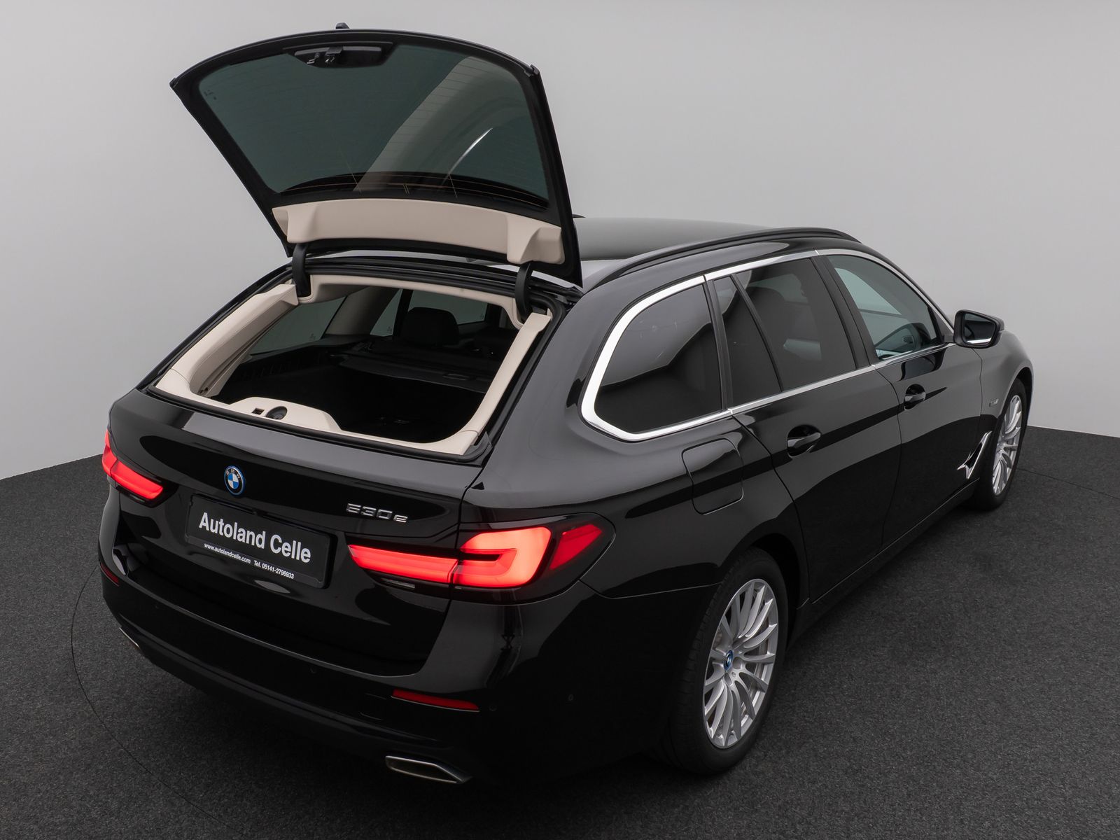 Fahrzeugabbildung BMW 530e Kamera DAB CockPitPro Sitzhzg Alarm LED