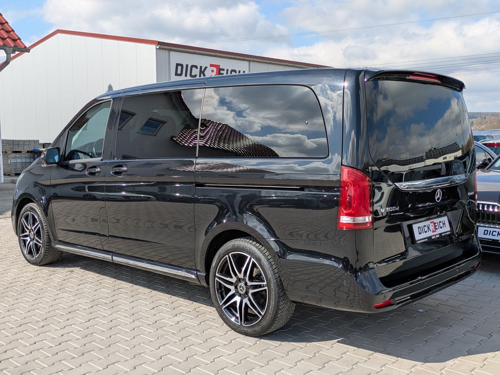 Fahrzeugabbildung Mercedes-Benz V 300 d AVANTGARDE 4MATIC lang AMG*PANO*LED*DIST