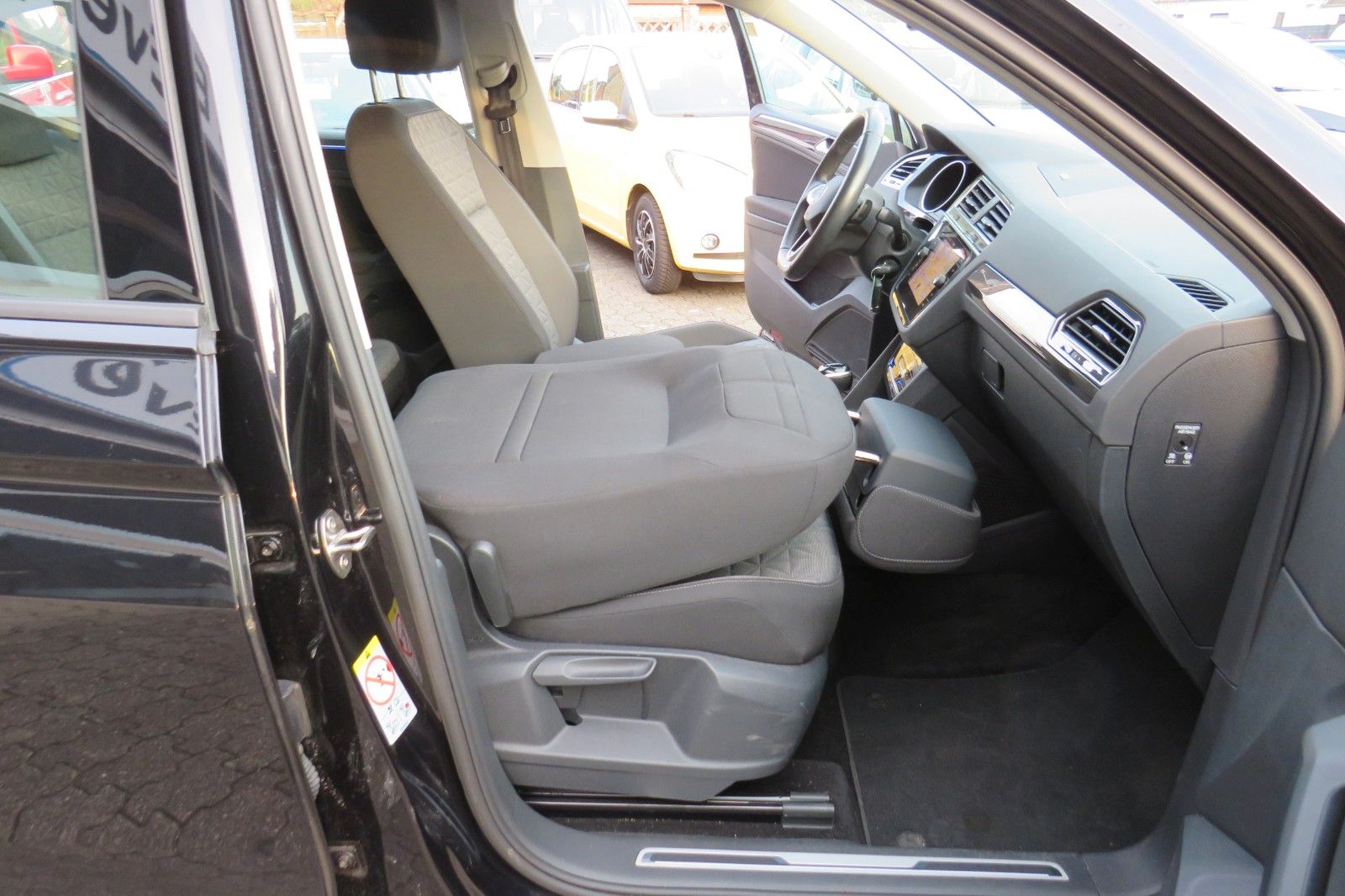 Fahrzeugabbildung Volkswagen Tiguan Life TDI DSG AHK NAVI KAMERA LED ACC GJ