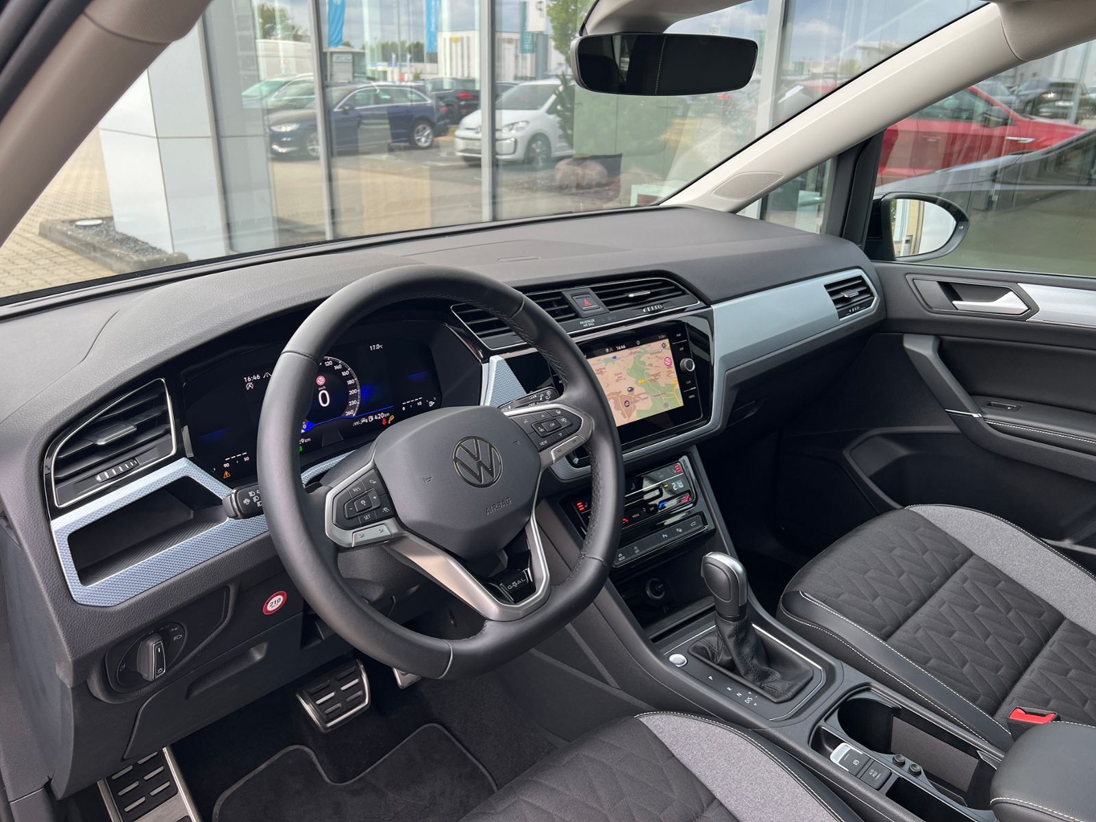 Fahrzeugabbildung Volkswagen Touran Comfortline 2.0 TDI DSG *R-Line Ext., AHK
