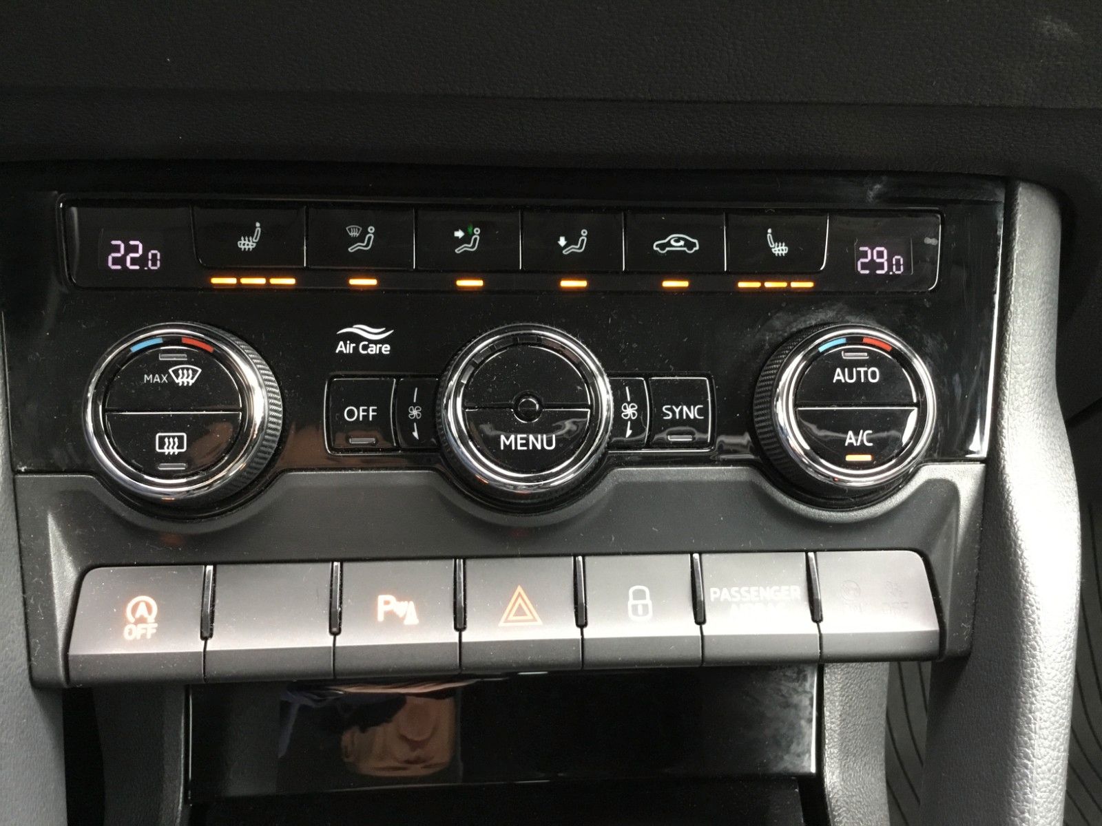 Fahrzeugabbildung SKODA Karoq 2.0 TDI Style 4x4+LED+AHK+18"+Navi