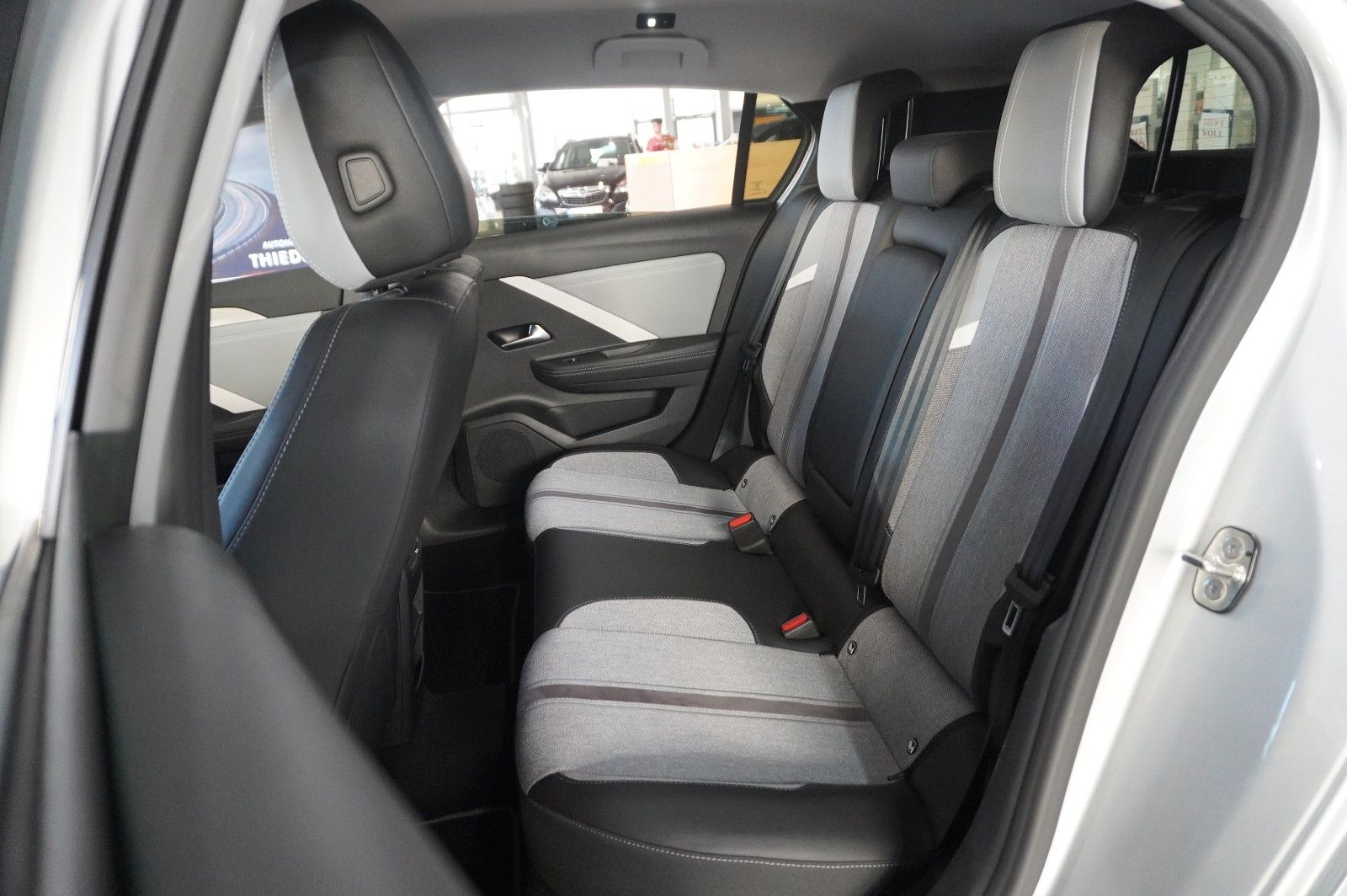 Fahrzeugabbildung Opel Astra L Lim. 1.6 HYBRID ELEGANCE NAVI/LED/KAMERA