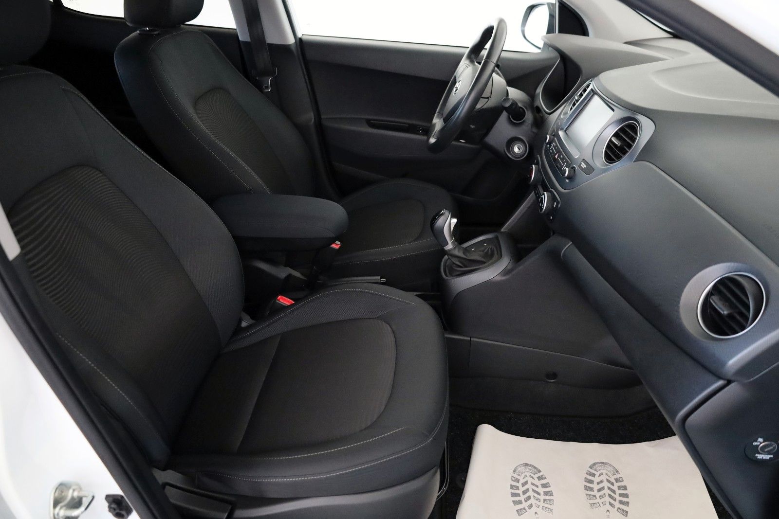 Fahrzeugabbildung Hyundai i10 YES! Plus,Autom.,Navi,SH, PDC, 8fach bereift