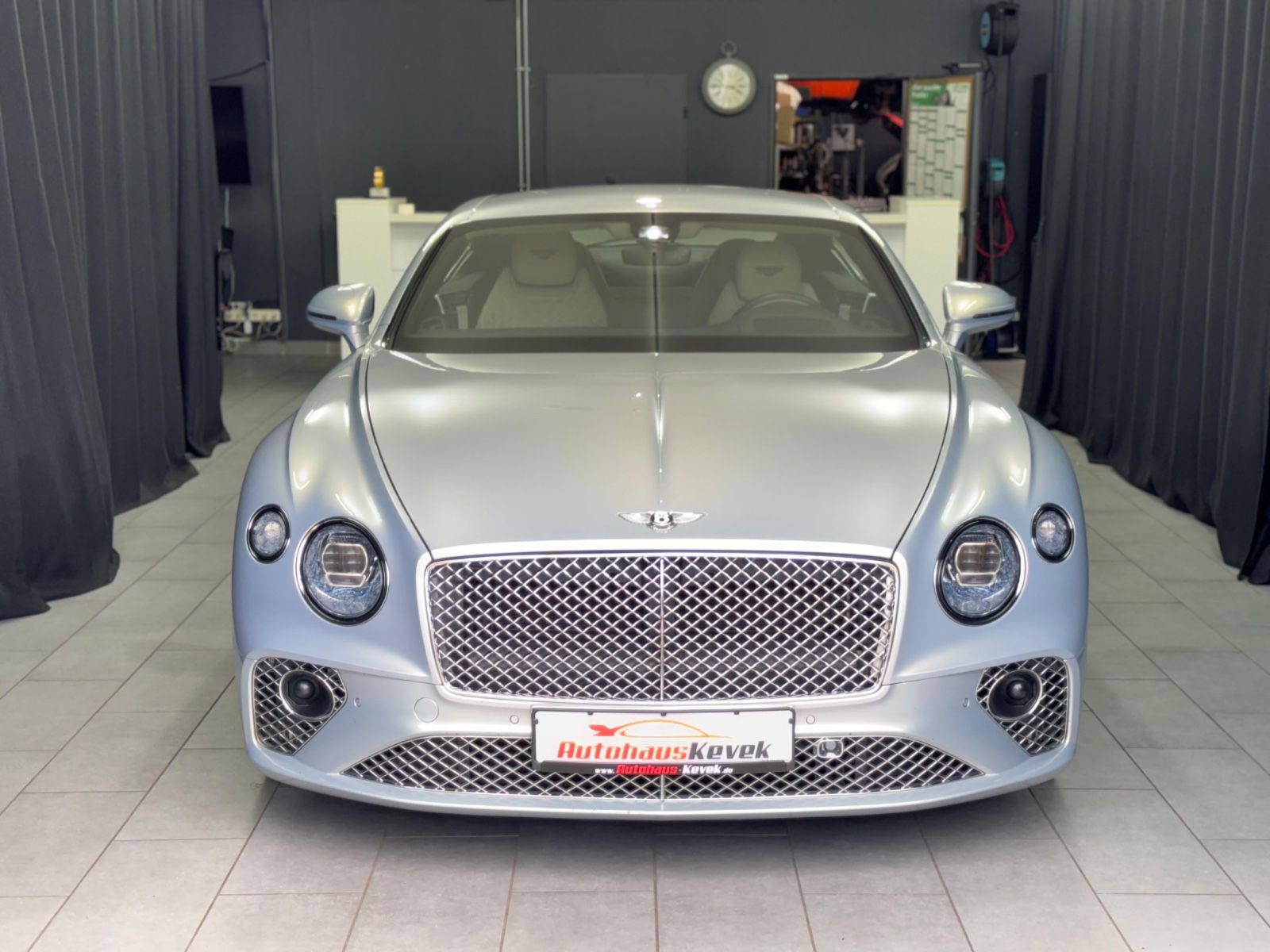 Fahrzeugabbildung Bentley Continental GT 6.0 W12 4WD AKRAPOVIC MASSAGE