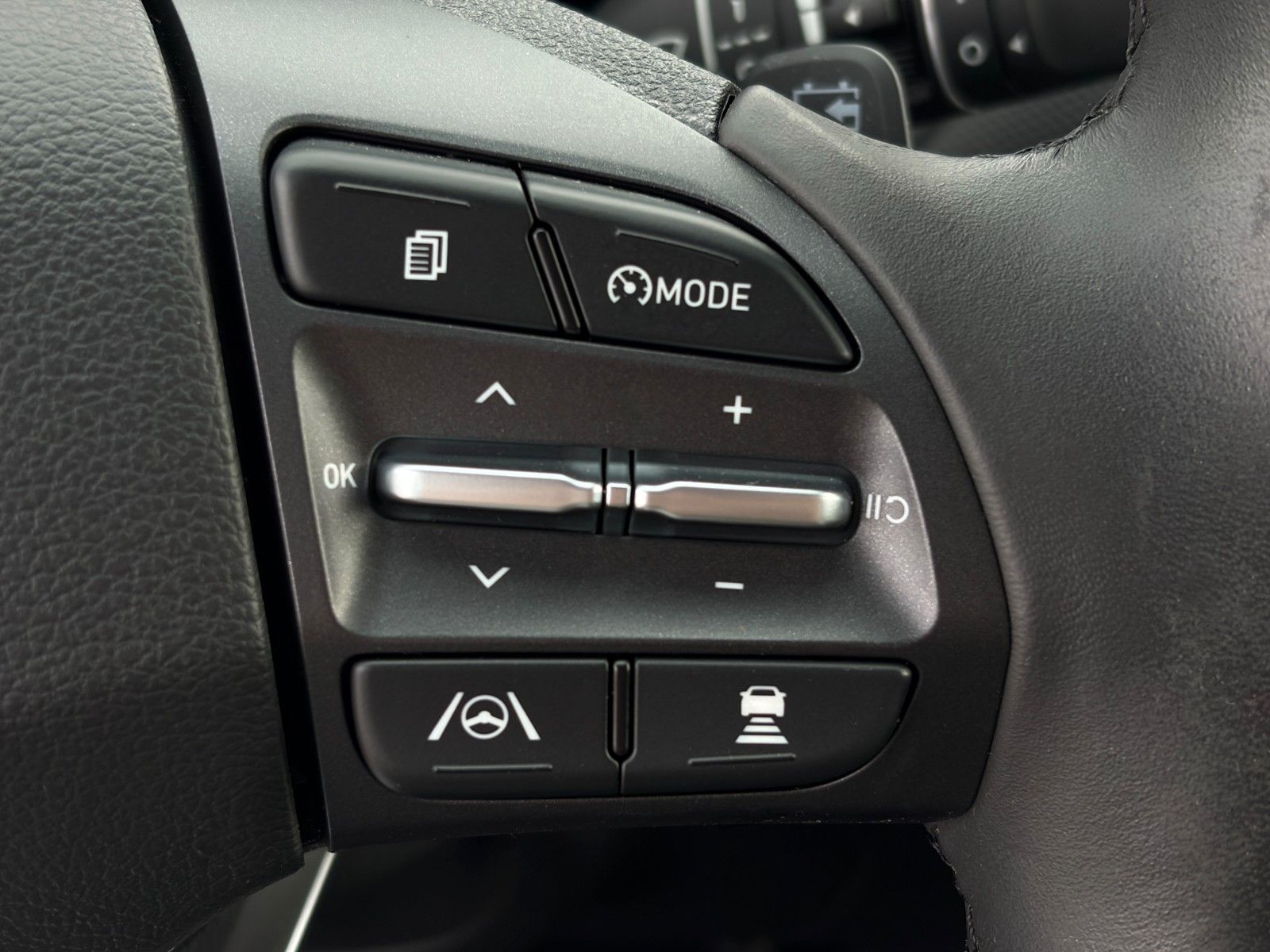 Fahrzeugabbildung Hyundai KONA E Select SHZ LHZ ACC PDC CAM CarPlay Navi