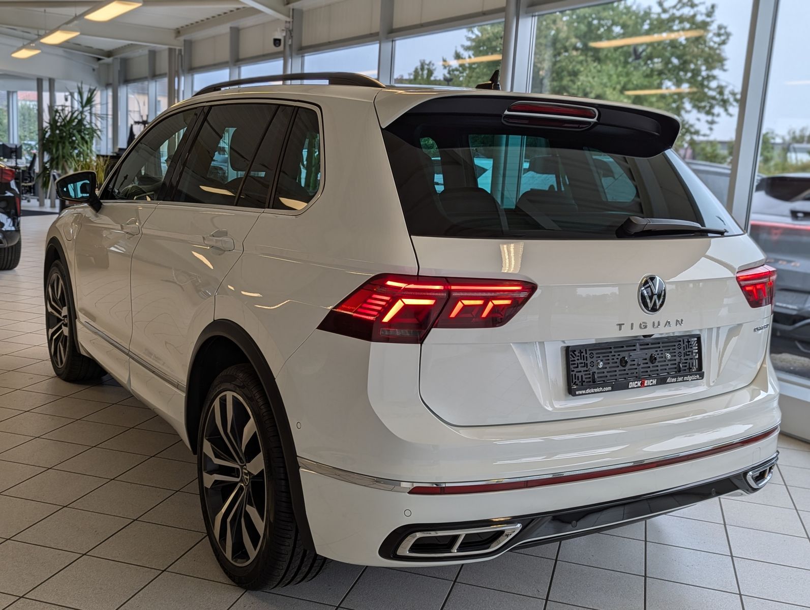 VW Tiguan R-Line eHybrid Matrix Kamera DCC ACC 20" - Image 5