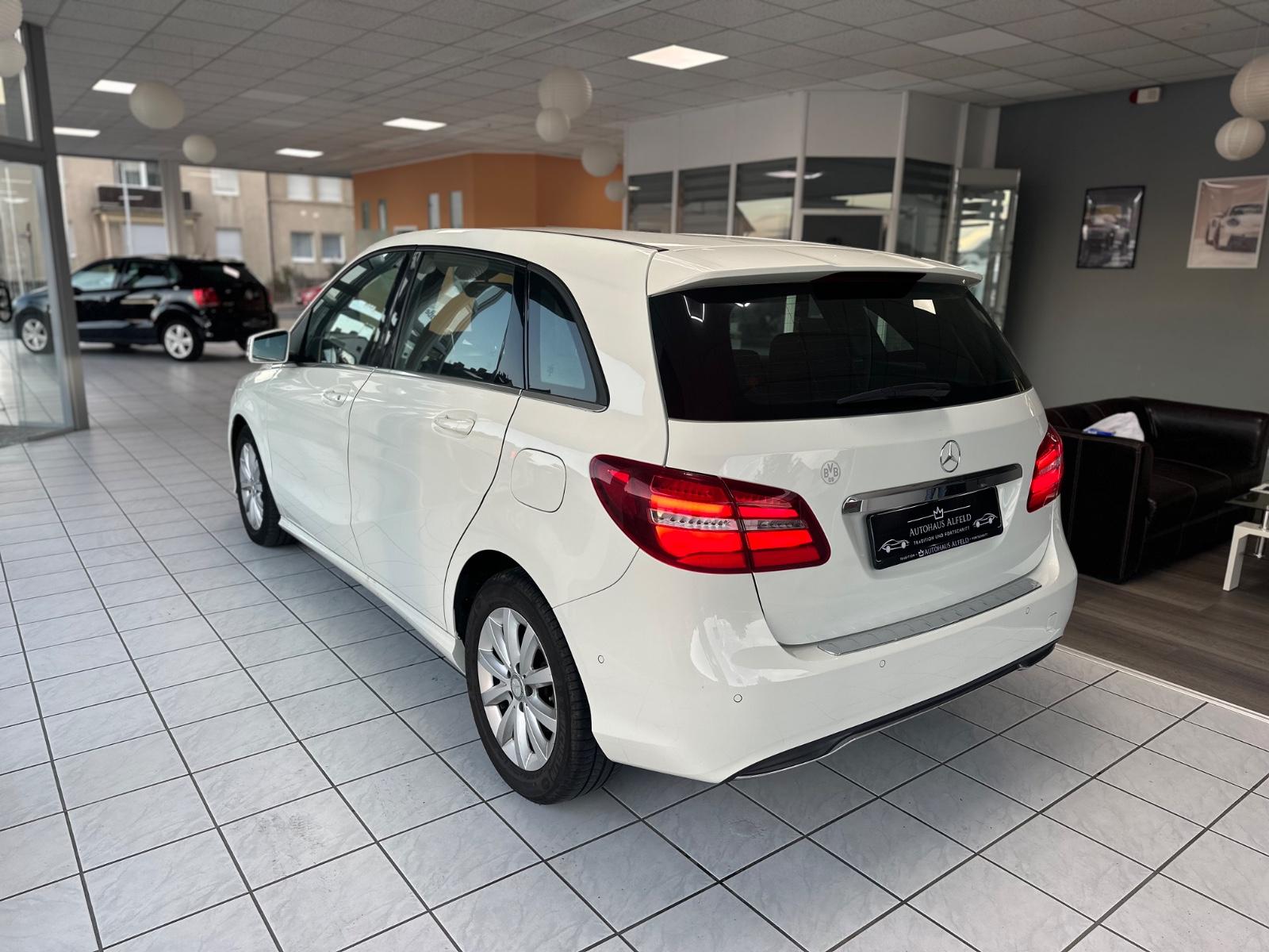 Mercedes-Benz B 180 Xenon Scheckheft Rückfahrkamera Style