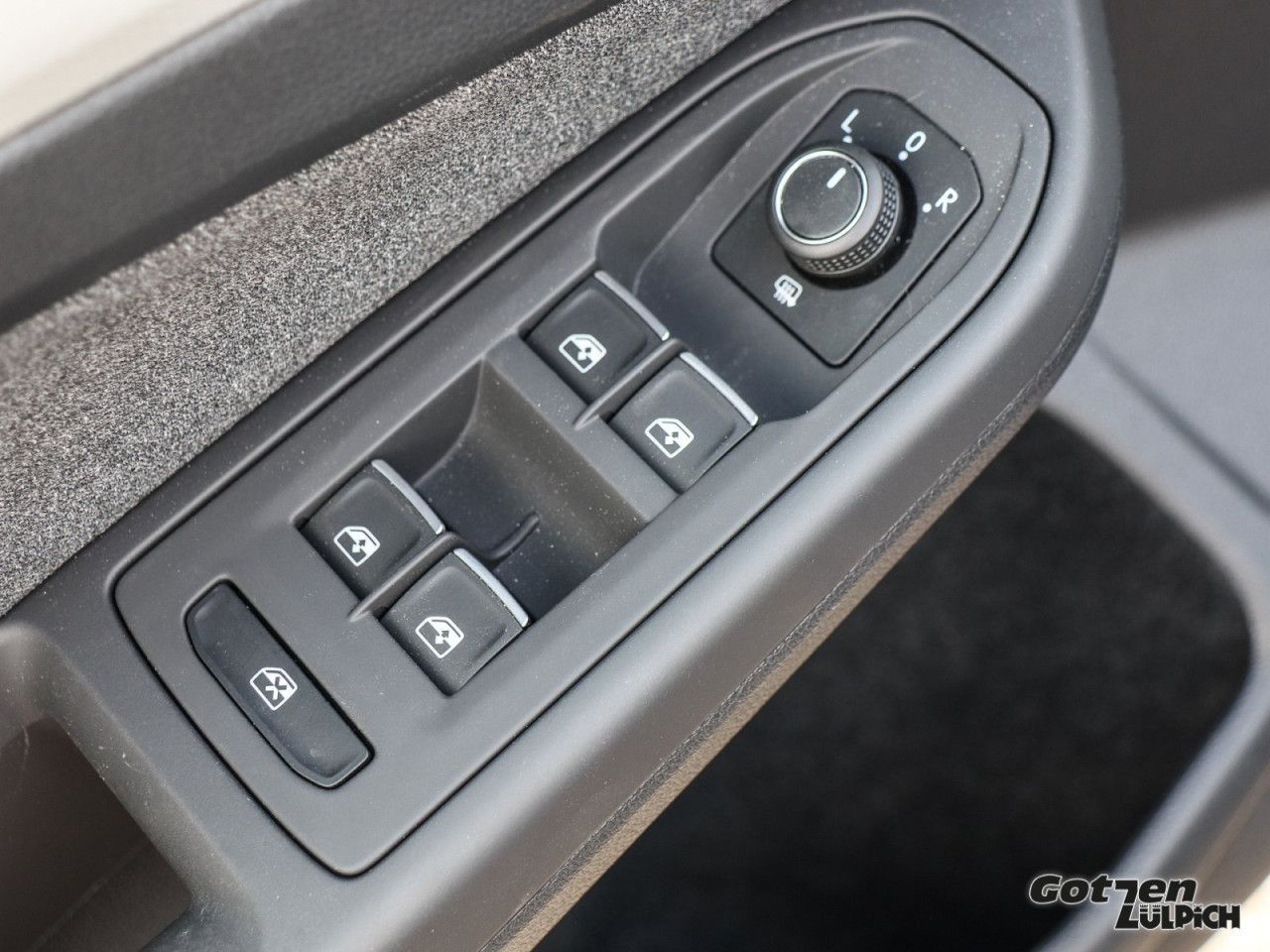 Fahrzeugabbildung Volkswagen Golf VIII Move 1.5 TSI Move Navi AHK Light LED