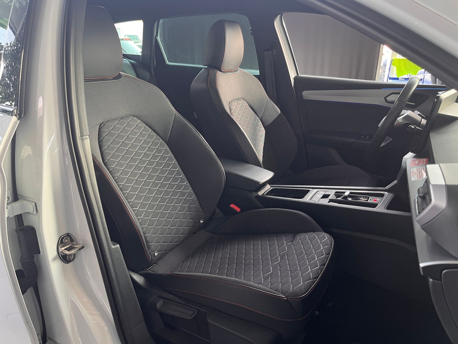 Fahrzeugabbildung SEAT Leon Sportstourer FR e-Hybrid LED NAVI ALU