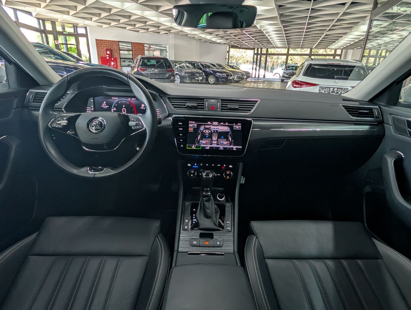 Fahrzeugabbildung SKODA Superb Premium 2.0 TDI PANO LEDER MASSAGE SOUND