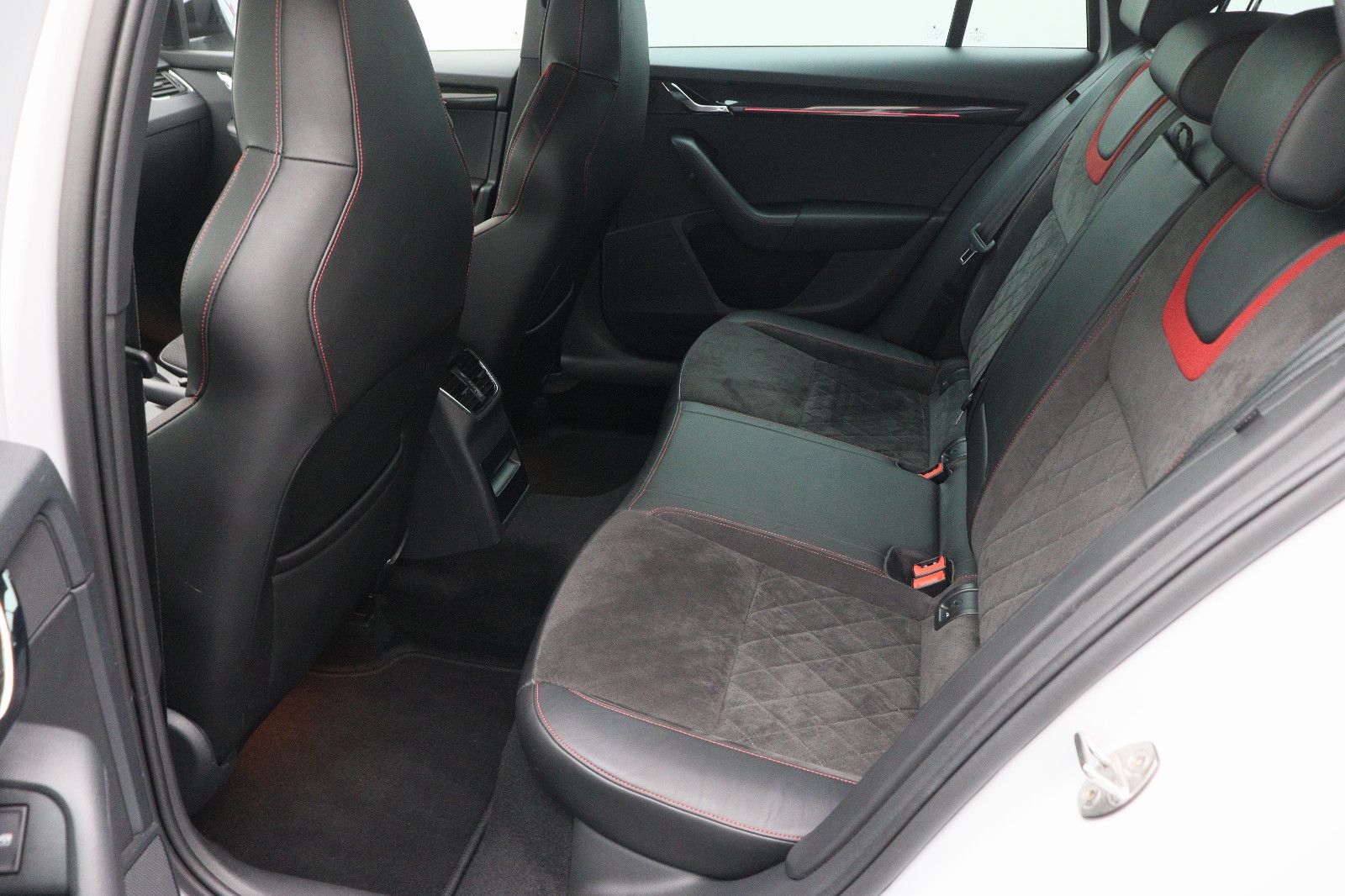 Fahrzeugabbildung SKODA Octavia Combi 2.0 RS60 4x4 1 of 1.959