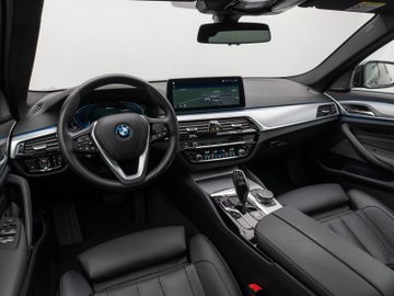 Fahrzeugabbildung BMW 530e Panorama Kamera Laser HUD DAB H/K ACC AHK