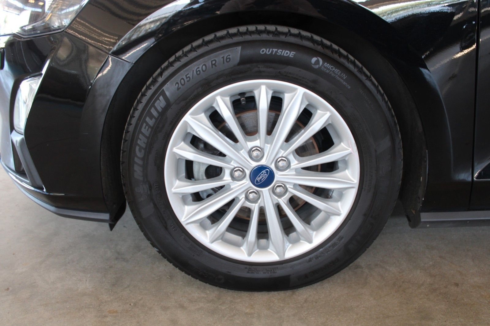 Fahrzeugabbildung Ford Focus Titanium Automatik AHK LED ACC WinterPak.