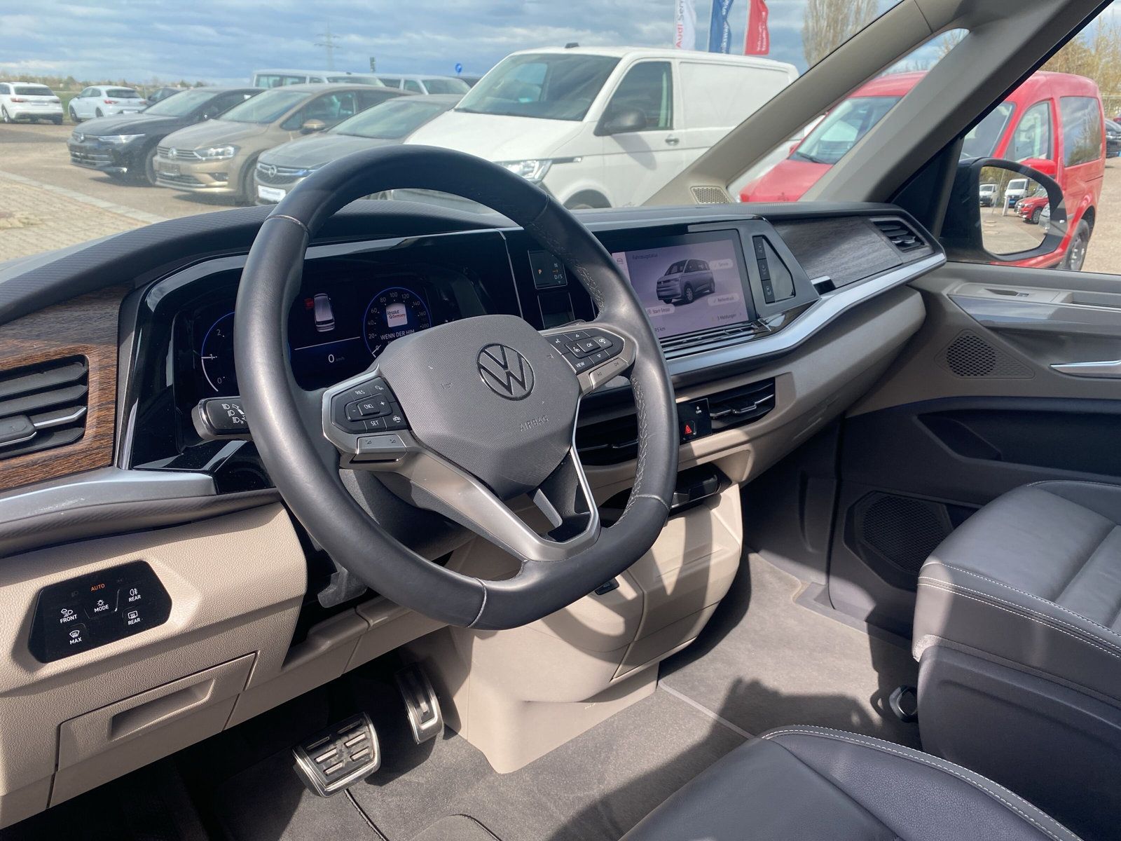 Fahrzeugabbildung Volkswagen T7 Multivan 2.0 TDI DSG Style AHK MATRIX HuD STA