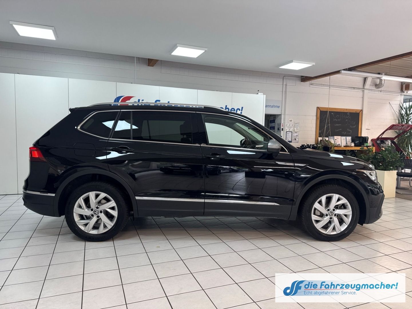 Fahrzeugabbildung Volkswagen Tiguan Life 4Motion 2.0 TDI AHK-klappbar Navi Di