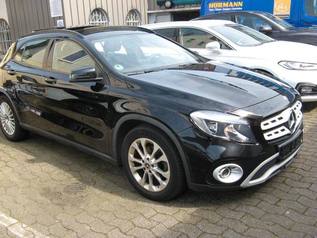 MERCEDES-BENZ GLA 200 d Pan-Dach.