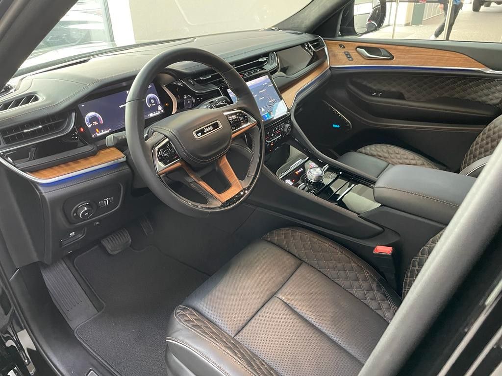 Fahrzeugabbildung Jeep GRAND CHEROKEE -L- SUMMIT-RESERVE 5.7L-V8 SOFORT