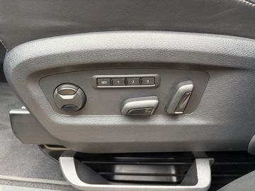 Fahrzeugabbildung Volkswagen T6.1 Multivan Highline 4MO Leder Standh. ACC 18
