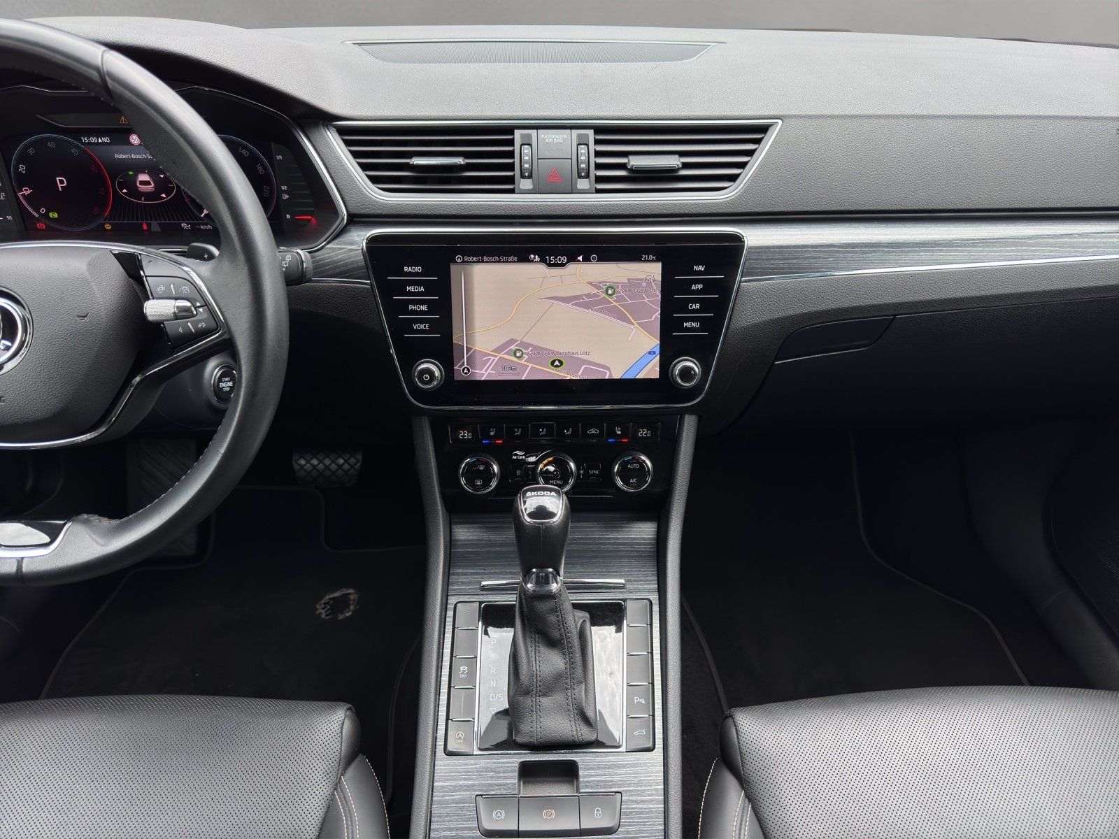 Fahrzeugabbildung SKODA Superb Combi 2.0 TDI DSG/ACC/CAM/ST-HZG/MATRIX/