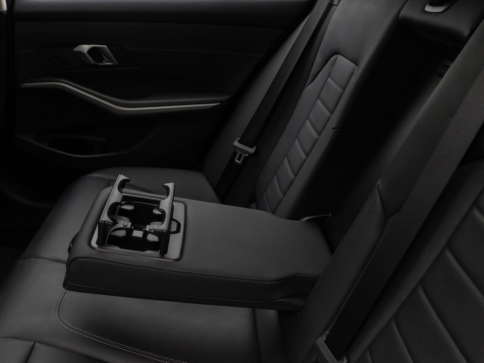 Fahrzeugabbildung BMW 330e Panorama 360° Laser HUD DAB HiFi AHK ACC