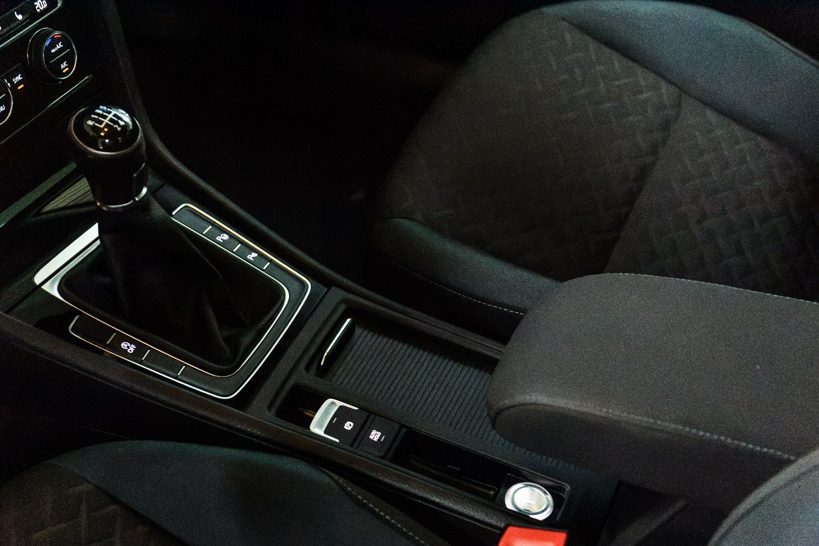 Fahrzeugabbildung Volkswagen Golf VII IQ.DRIVE +SHZ +ACC +NAVI