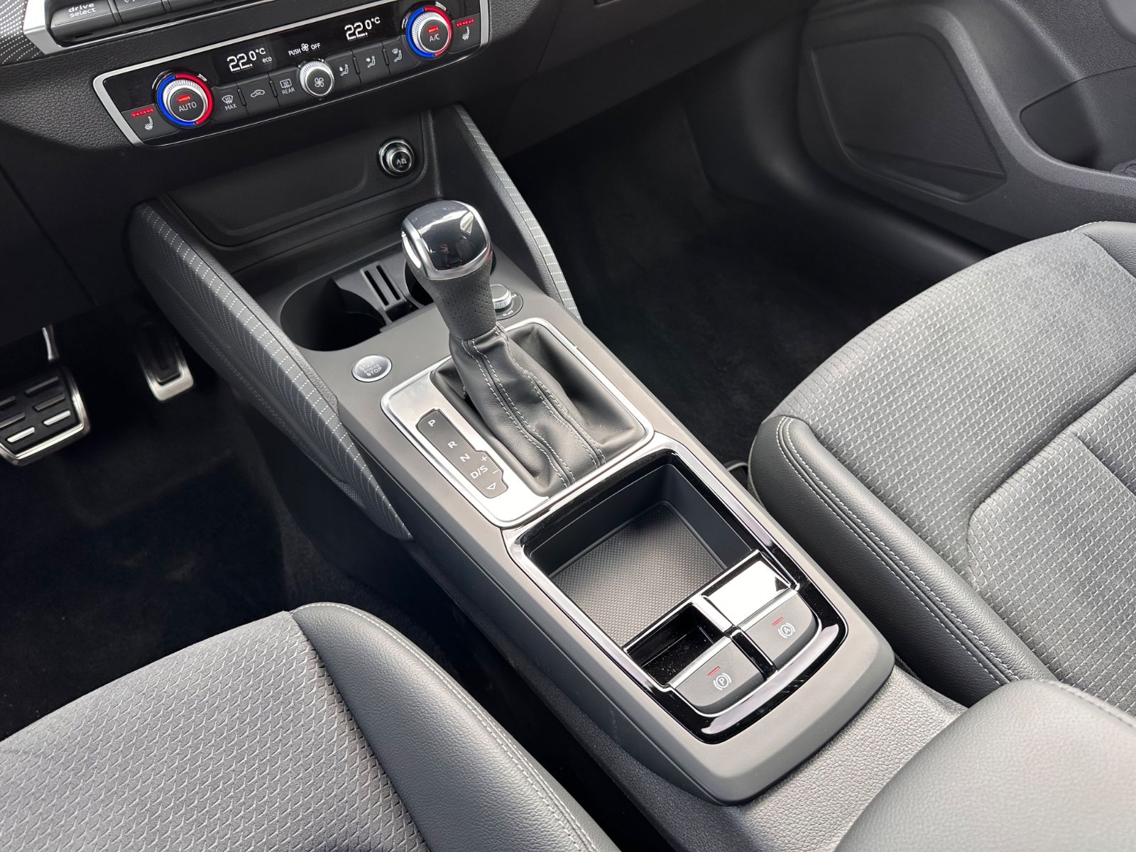 Fahrzeugabbildung Audi Q2 35 TDI S line S Tronic Matrix/Black/APP/Navi
