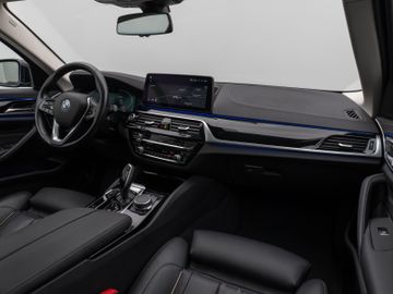 Fahrzeugabbildung BMW 530d xDr Tour AHK  Pano ACC HUD Komfortsitz