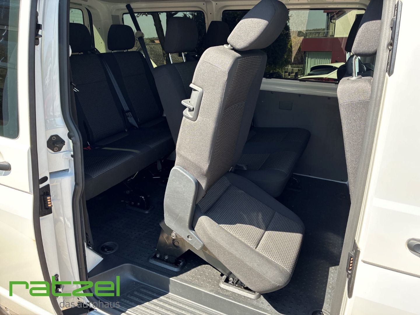 Fahrzeugabbildung Volkswagen Transporter Kombi KR 2.0 TDI 9-Sitzer AHK DAB SH