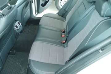 Mercedes E 220 - 12
