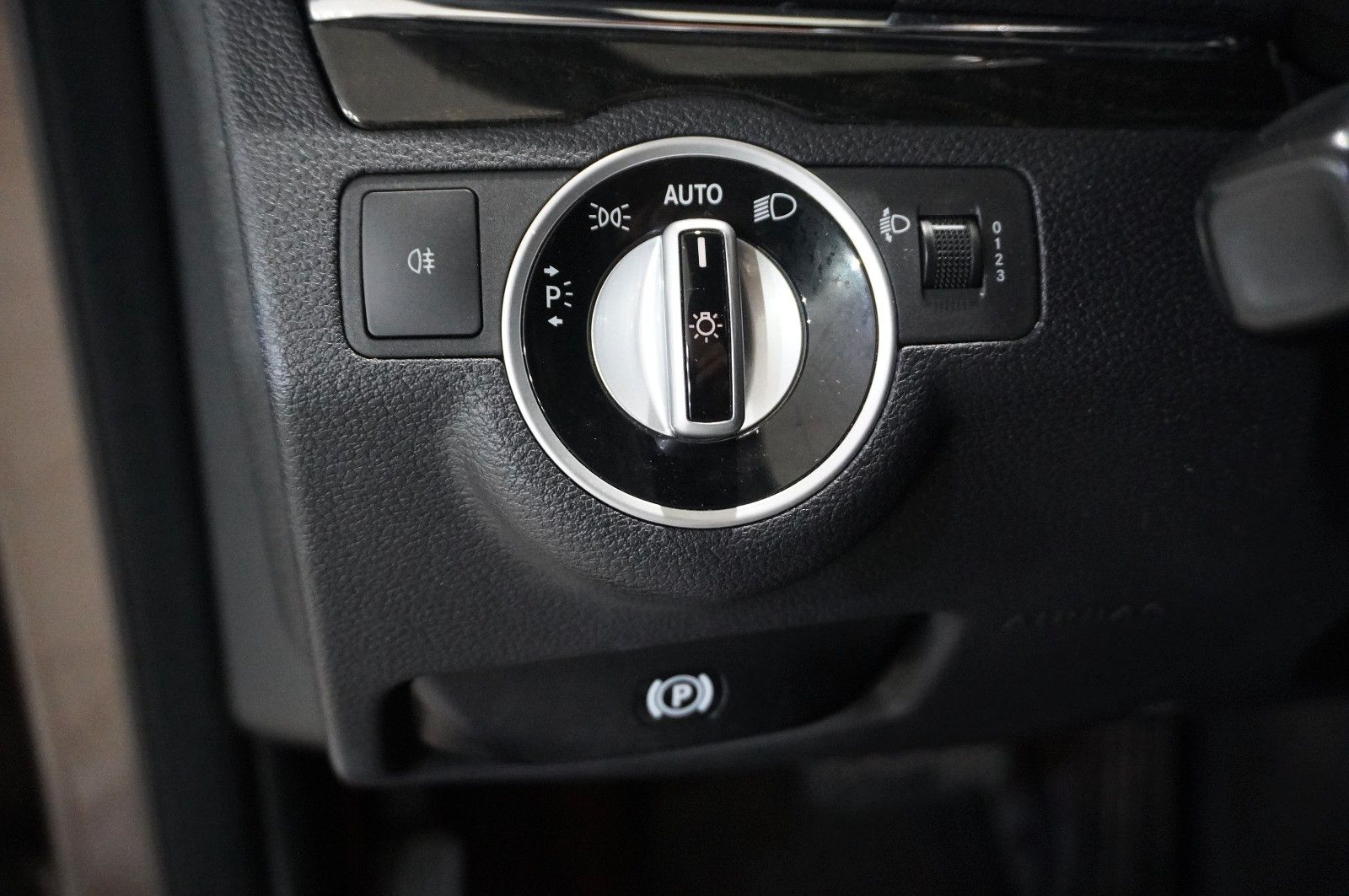 Fahrzeugabbildung Mercedes-Benz E 200 COUPE AVAMTGRADE NAVI/SHZ/SPORT/PDC/TEMP.