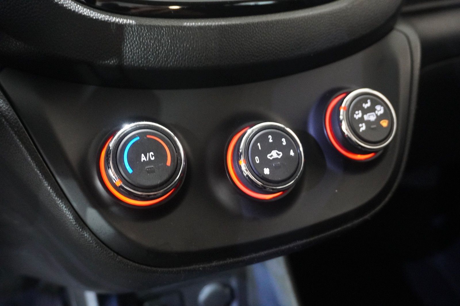 Fahrzeugabbildung Opel Karl 1.0 EDITION 5-TÜR KLIMA/USB/TEMP./BT