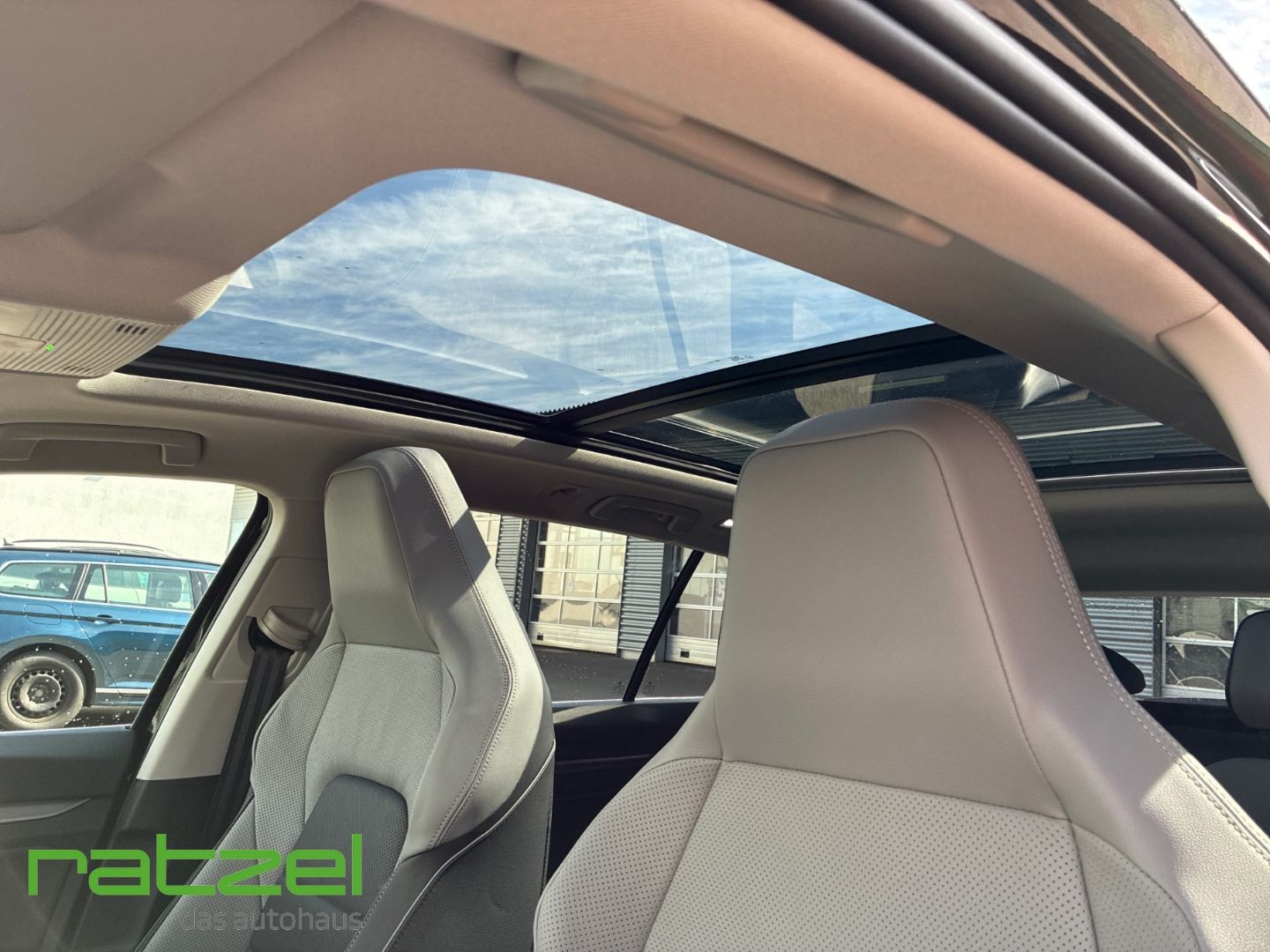 Fahrzeugabbildung Volkswagen Golf Variant STYLE 1.5 TSI PANO+LEDER+AHK+NAVI