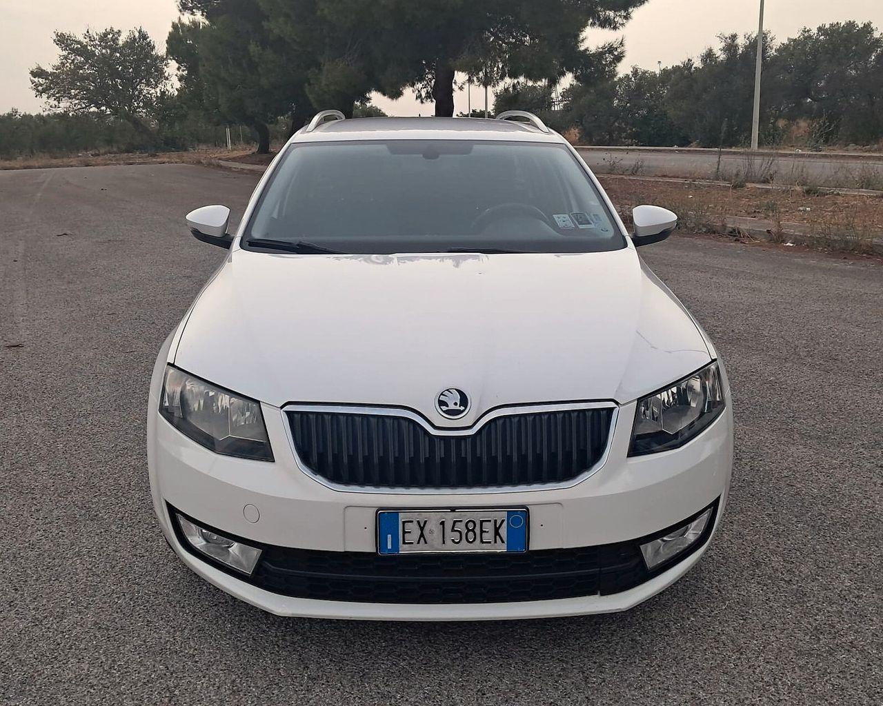 Skoda Octavia 2014 — rear view