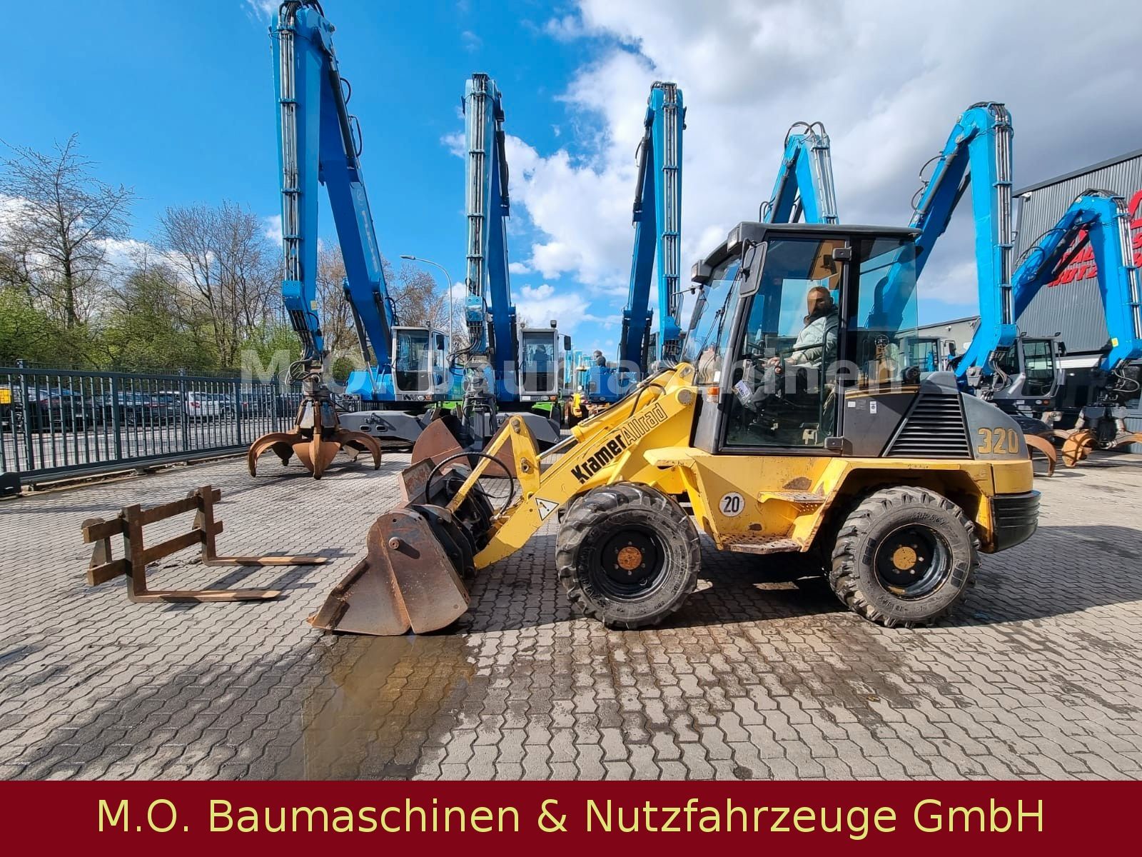 Fahrzeugabbildung Kramer 320 / Klappschaufel / Palettengabel / SW /