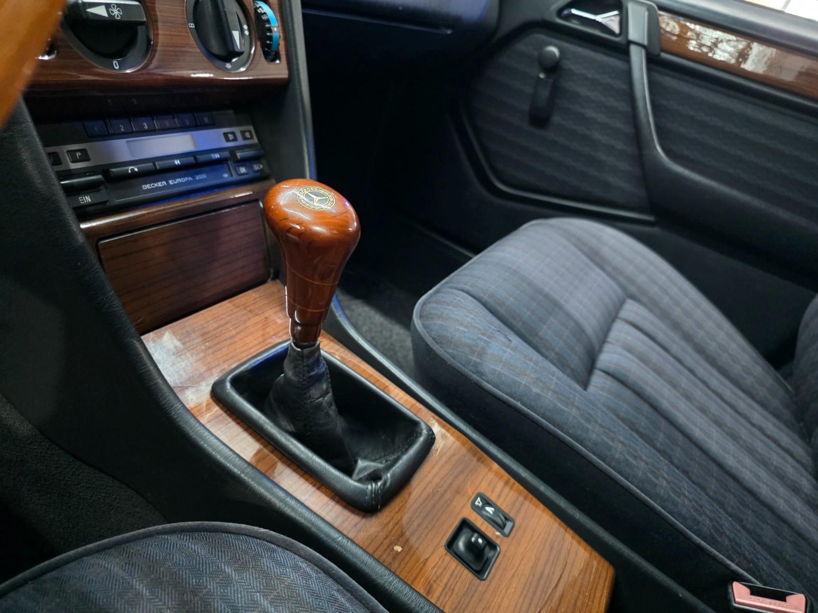 MERCEDES-BENZ E 230 TE BREAK W124 132 ch BVM 1ère MAIN - ATTELAGE - TOIT OUVRANT - 224240 km