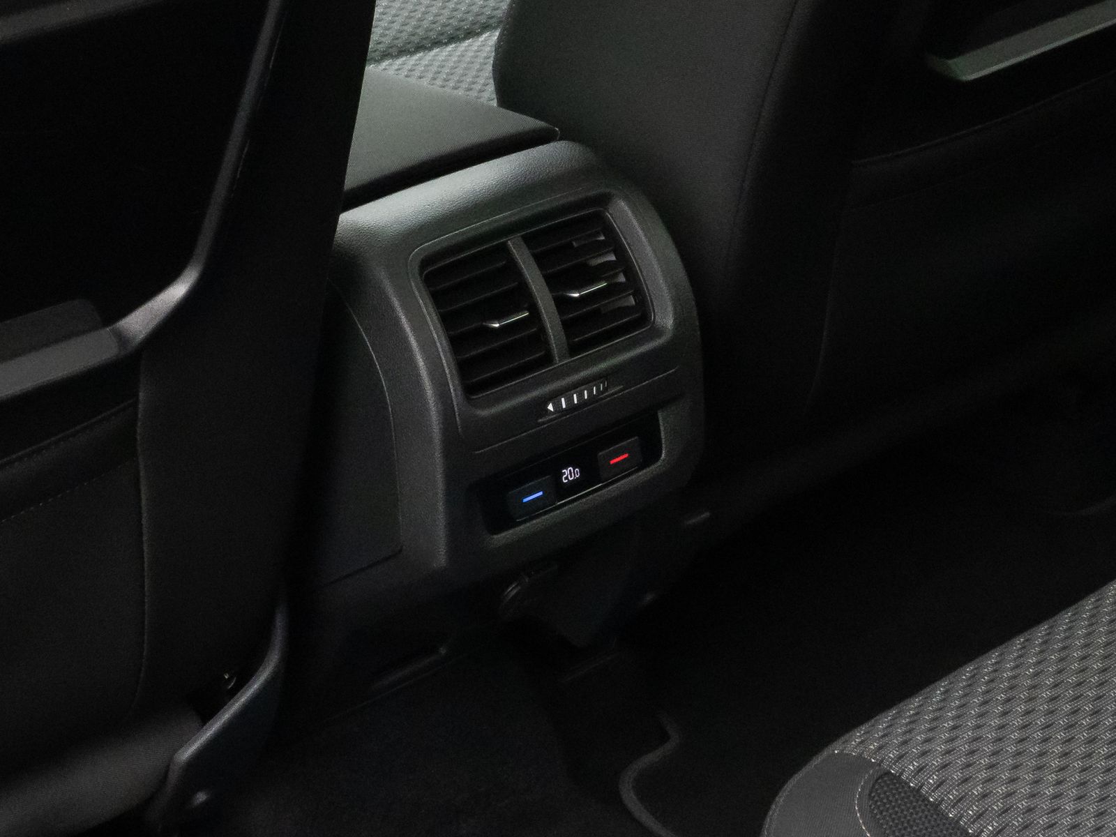 Fahrzeugabbildung Volkswagen Touran 2.0 TDI BMT Navi Stzhz ACC PDC AHK 8fach