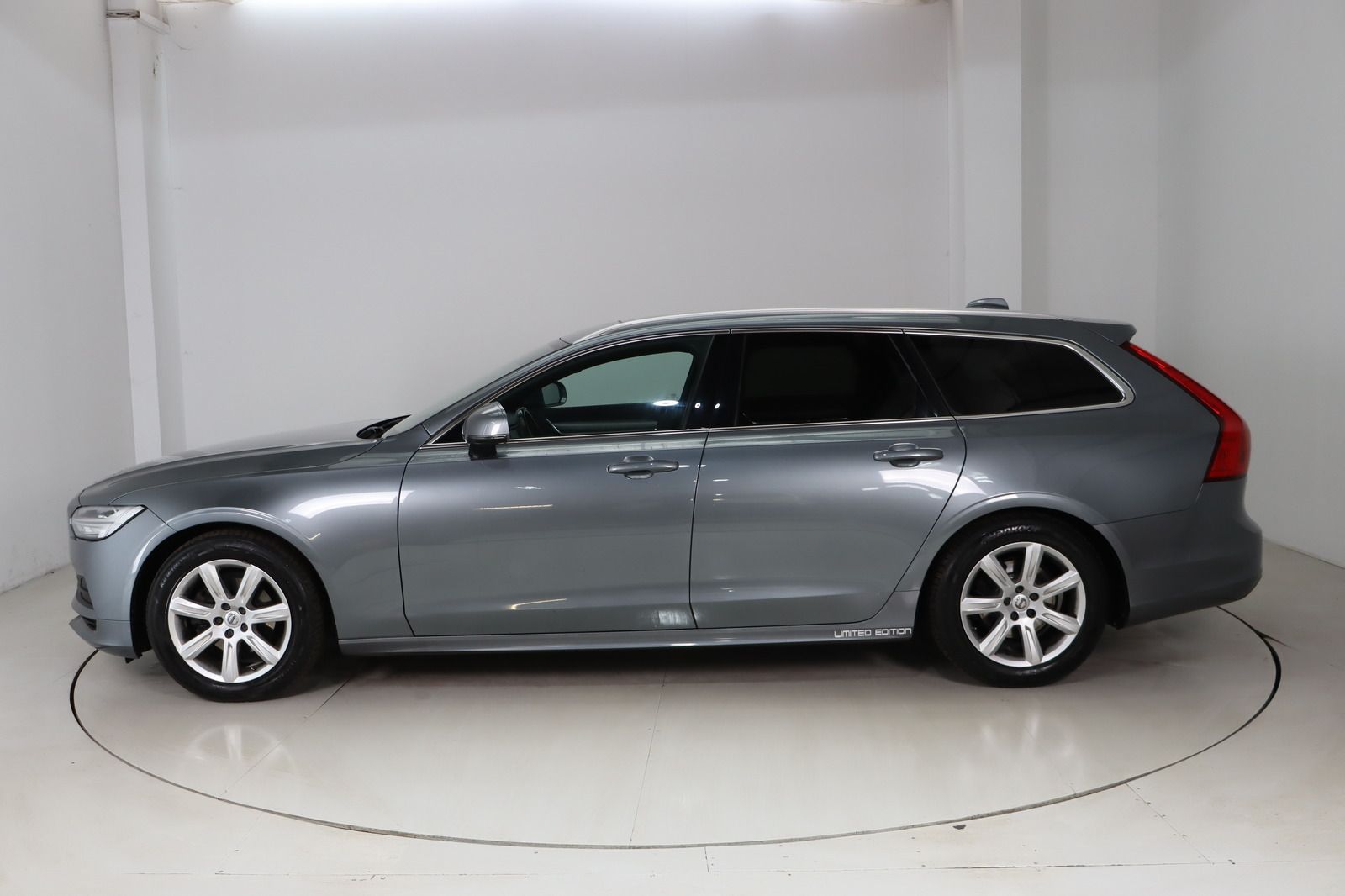 Fahrzeugabbildung Volvo V90 Kombi * HUD * Keyless * Limited Edition Mome