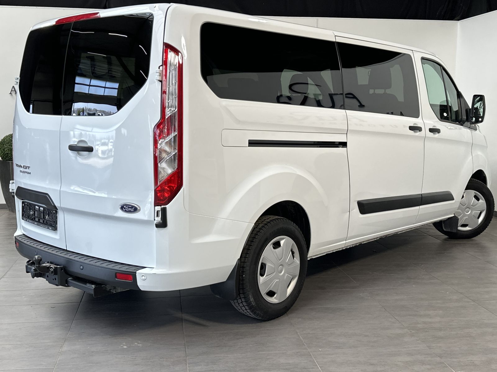 Fahrzeugabbildung Ford Transit Custom 340 L2H1 9-Sitzer AHK+TEMPOMAT+PP