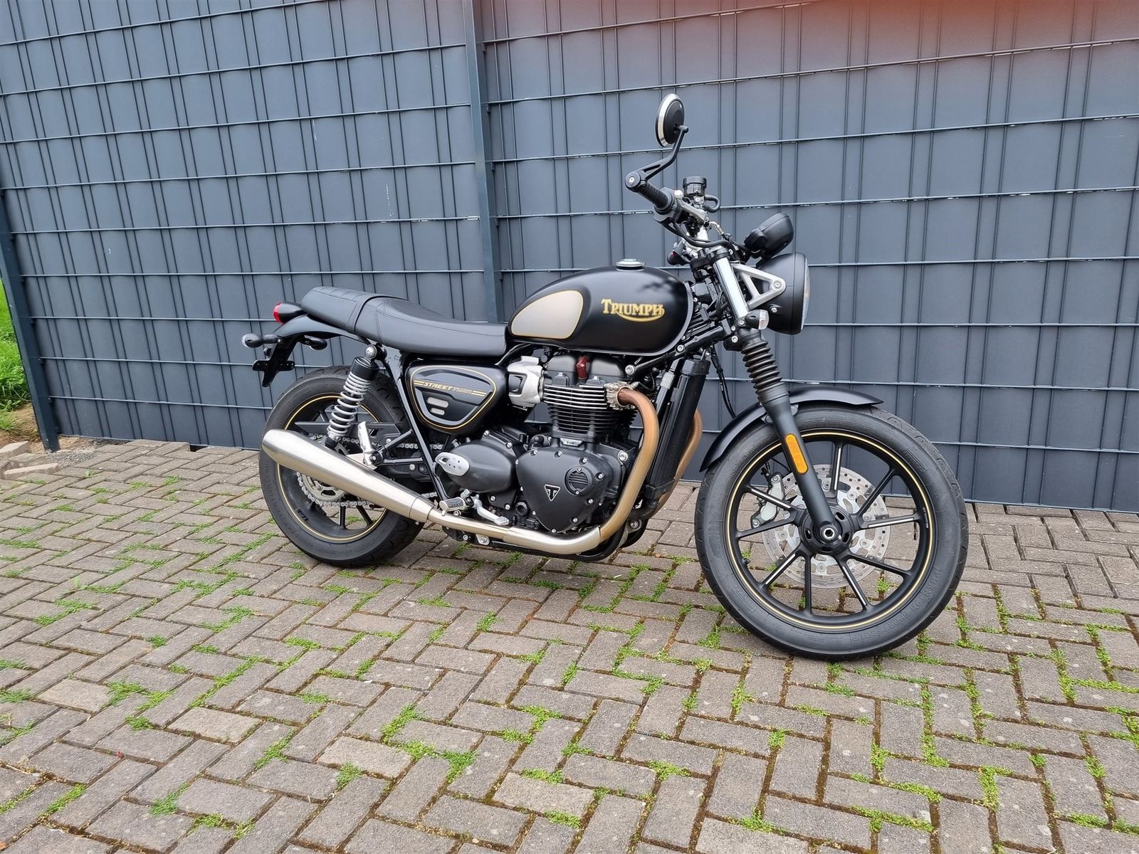 Fahrzeugabbildung Triumph Street Twin Gold Line Limited Edition sofort