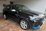 BMW iX1 xDrive30 -xline, 8-f.-ber., AHK, Prem. Paket - schwarze BMW iX1